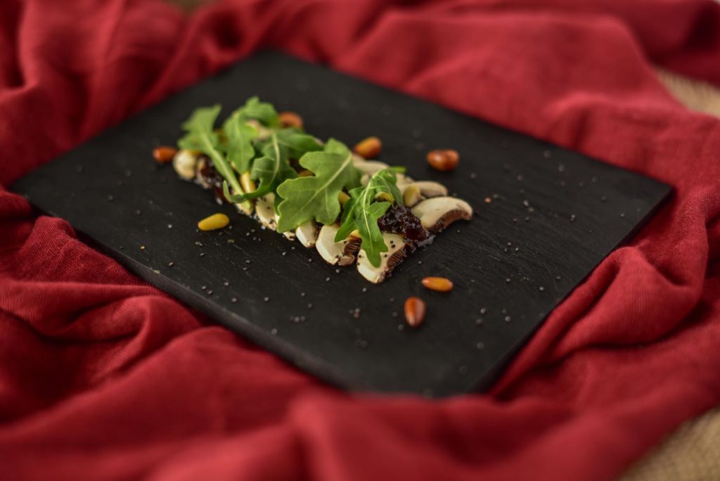 Restaurante Las Maravillas en Ronda (Málaga) - Carpaccio de champiñones, con vinagreta de chalotas, balsámico y soja