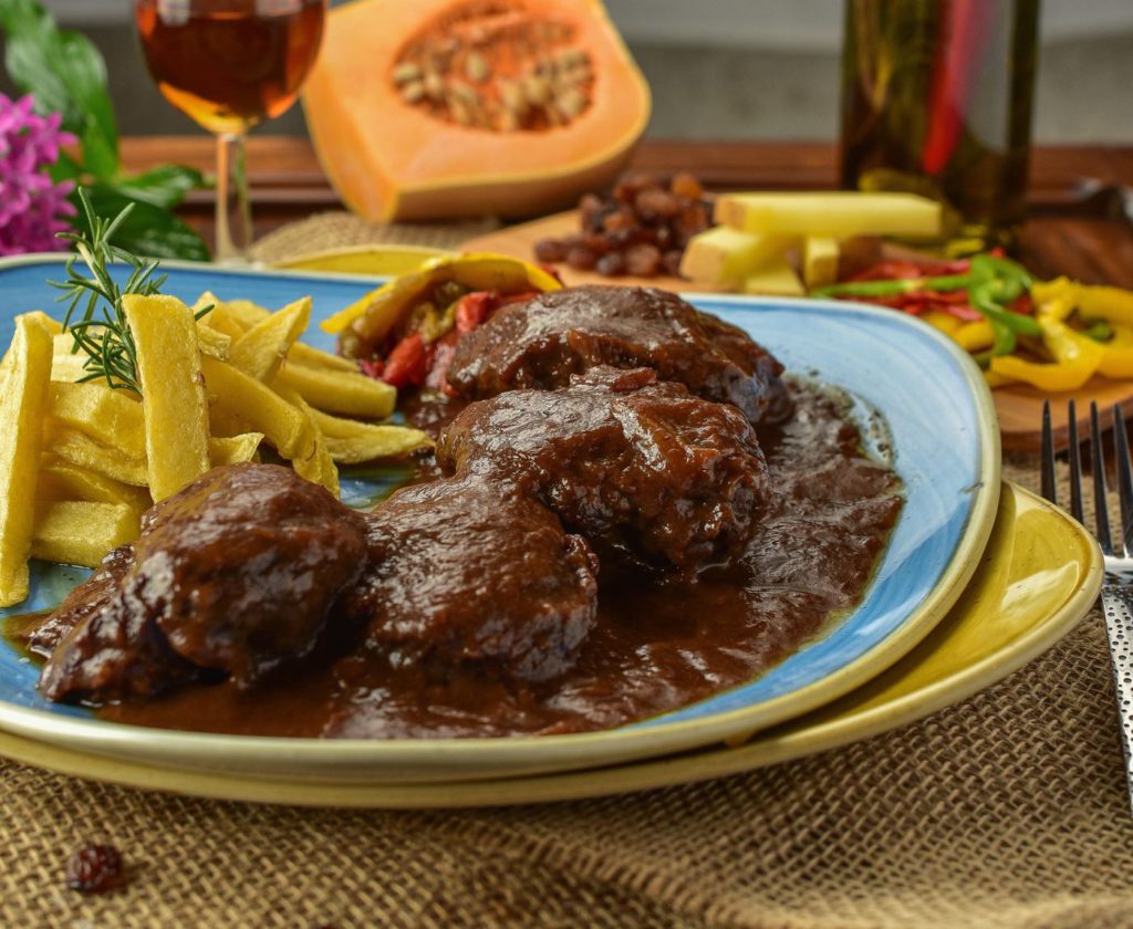Restaurante Las Maravillas en Ronda (Málaga) - Carrillada con salsa PX, pasas y patatas