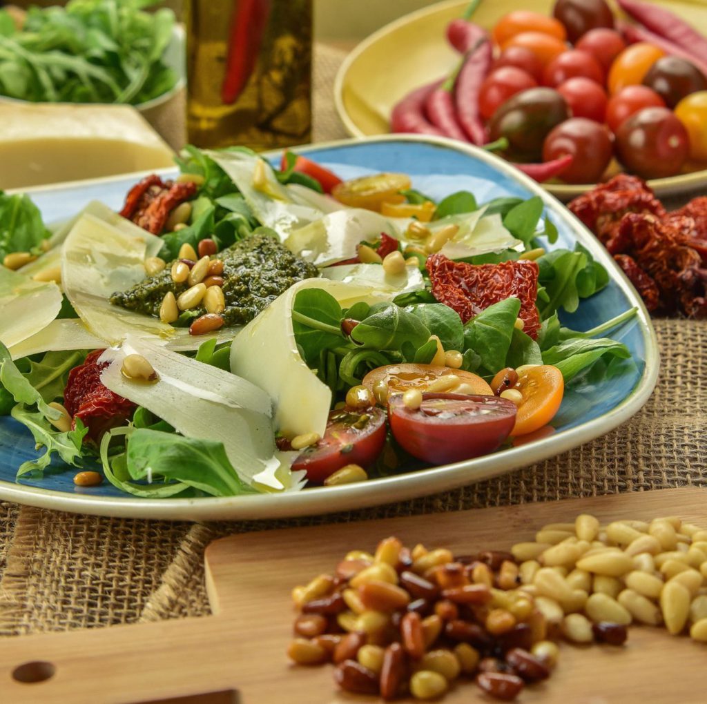 Restaurante Las Maravillas en Ronda (Málaga) - Ensalada de Canonigos con salsa de pesto, piñones, lasca de parmesano, tomate seco y cherry