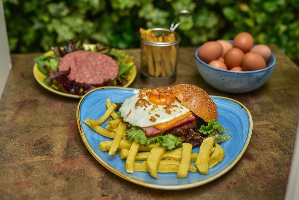 Restaurante Las Maravillas en Ronda (Málaga) - Hamburguesa gourmet: carne de buey, bacon, queso cheddar, lechuga, huevo y cebolla frita