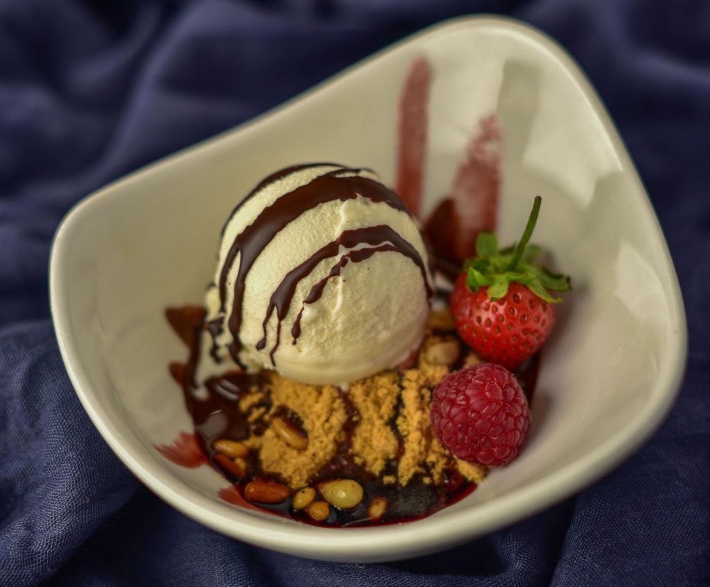 Restaurant Las Maravillas at Ronda (Málaga) Spain - Meringue ice cream on sweet sand weth crunchy