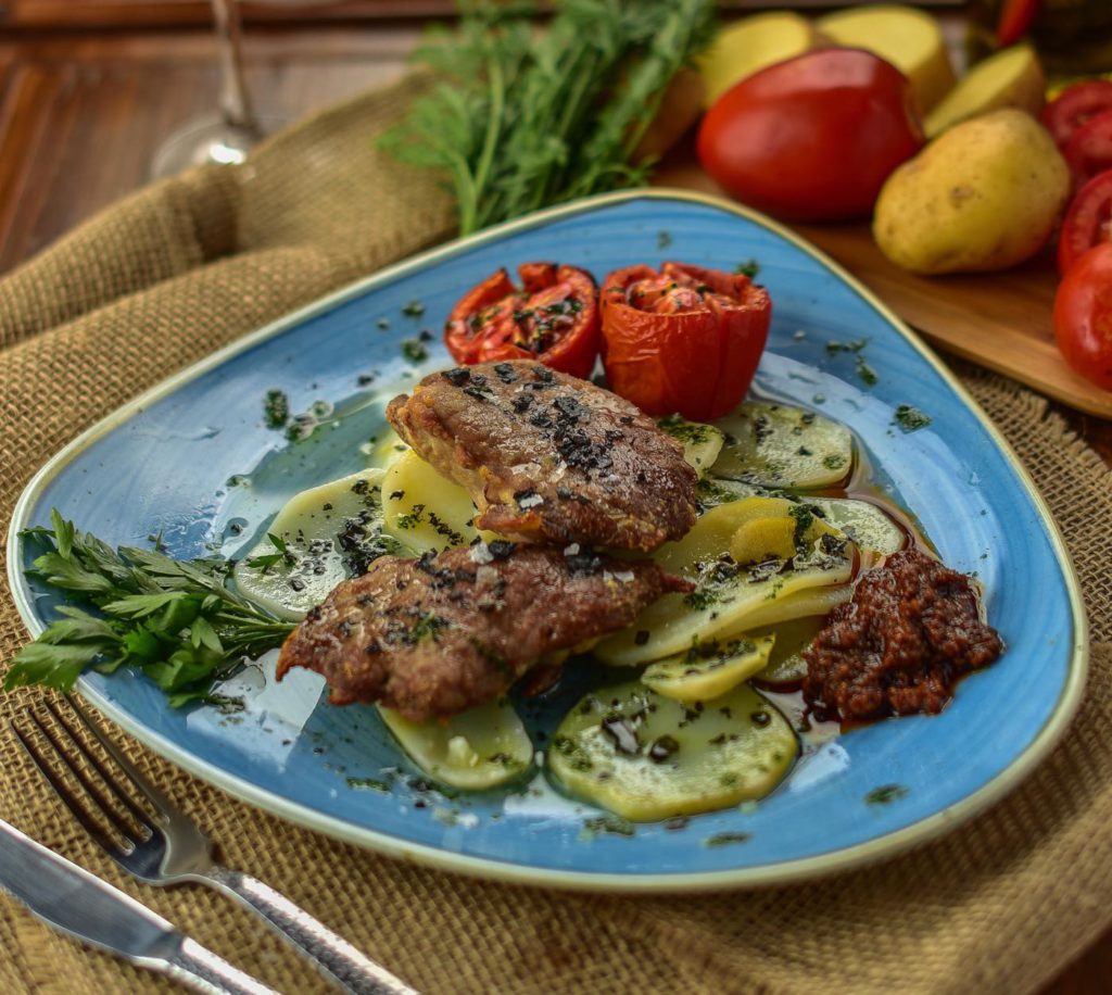 Restaurante Las Maravillas en Ronda (Málaga) - Presa Ibérica con patatas panaderas y salsa chimichurri