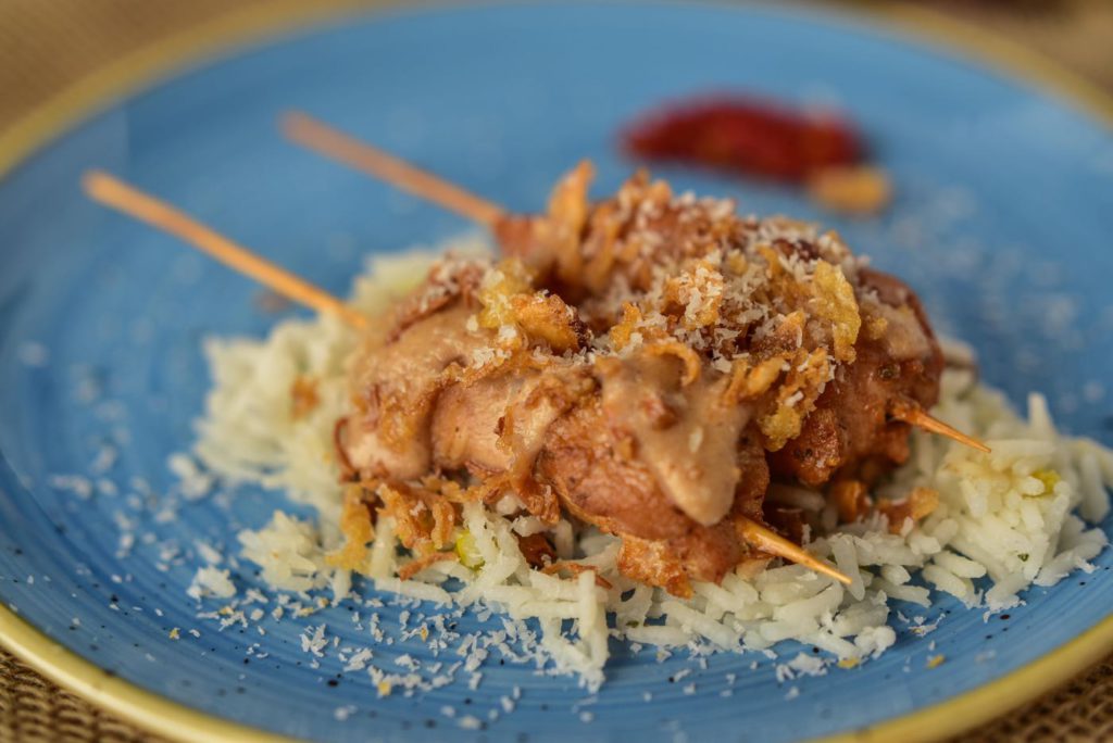 Restaurante Las Maravillas en Ronda (Málaga) - Saté de pollo con arroz basmati